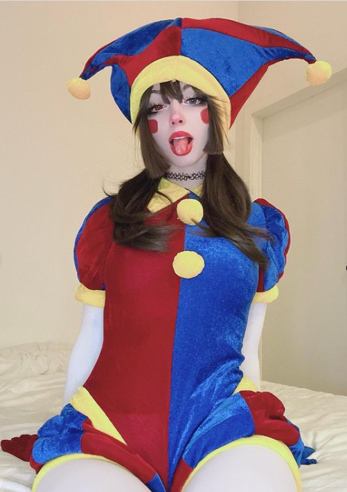 cinnannoe hot pomni cosplayer